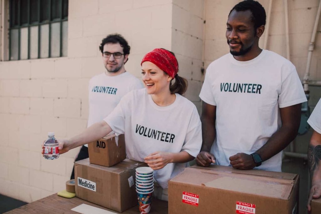 abundance mindset exercises focus on the good things like people volunteering doing charity